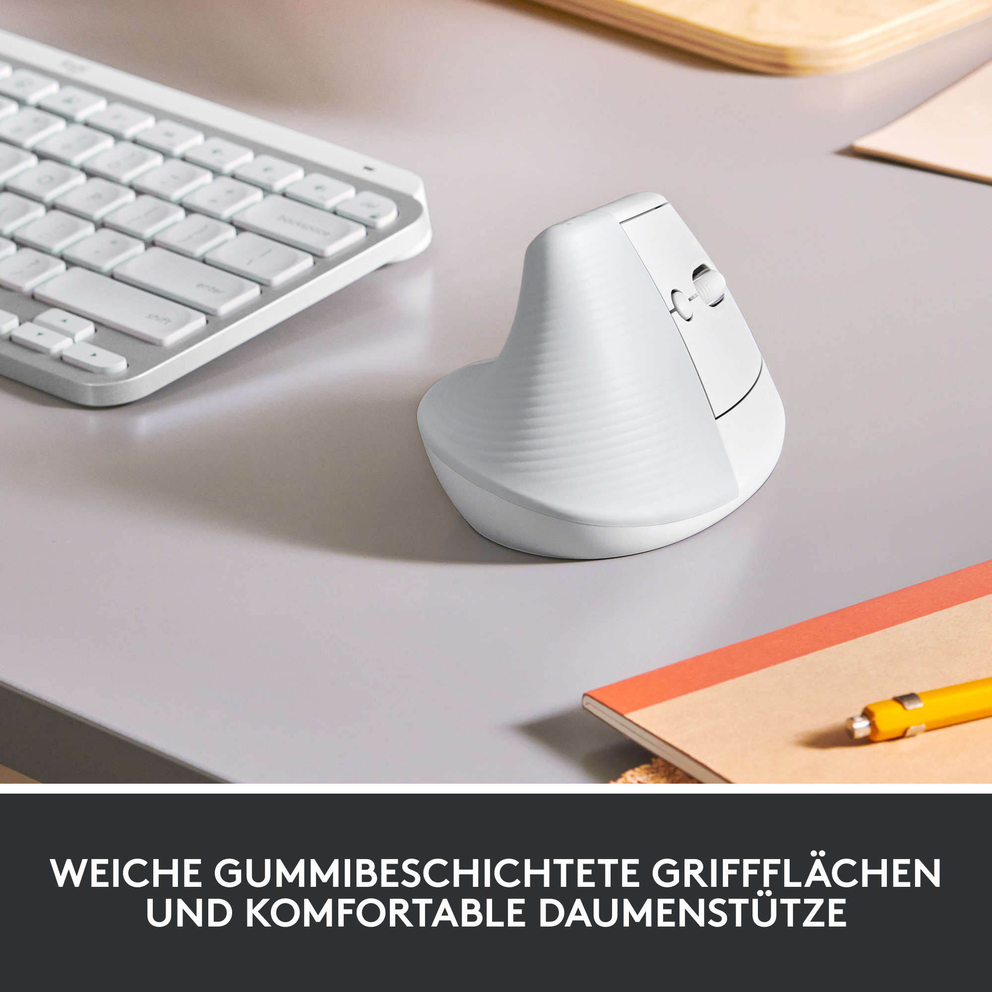 Vertikale ergonomische Maus auf einem grauen Schreibtisch. Text: 'WEICHE GUMMIBESCHICHTETE GRIFFFLÄCHEN UND KOMFORTABLE DAUMENSTÜTZE'.