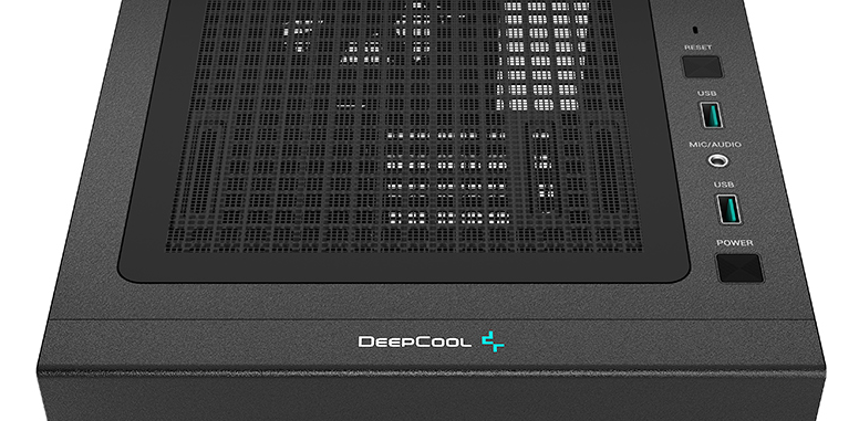 Közelkép egy fekete számítógépházról DeepCool logóval, reset gombbal és USB portokkal.