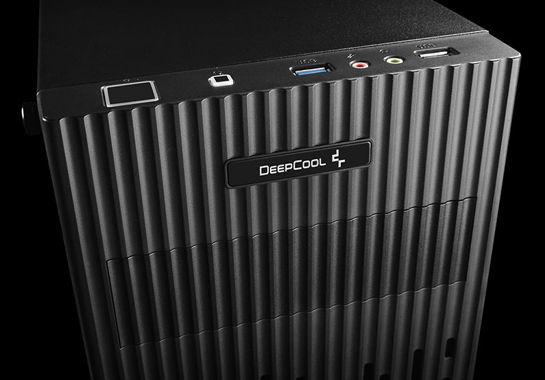 Egy fekete számítógépház Deepcool logóval és portokkal a tetején. A ház bordázott kialakítású.