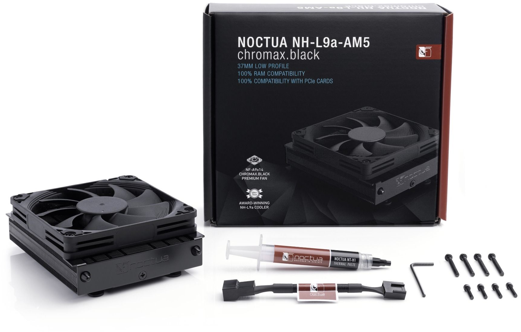 Ein schwarzer Noctua CPU-Kühler mit Zubehör und Box auf weißem Hintergrund. Enthält Lüfter, Paste, Schrauben und Box.