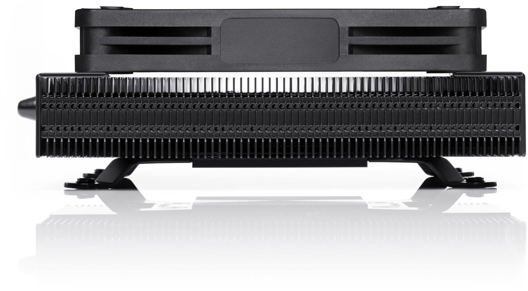 Schwarzer CPU-Kühler mit Kühlkörper und Lüfter, mit reflektierender Oberfläche darunter.