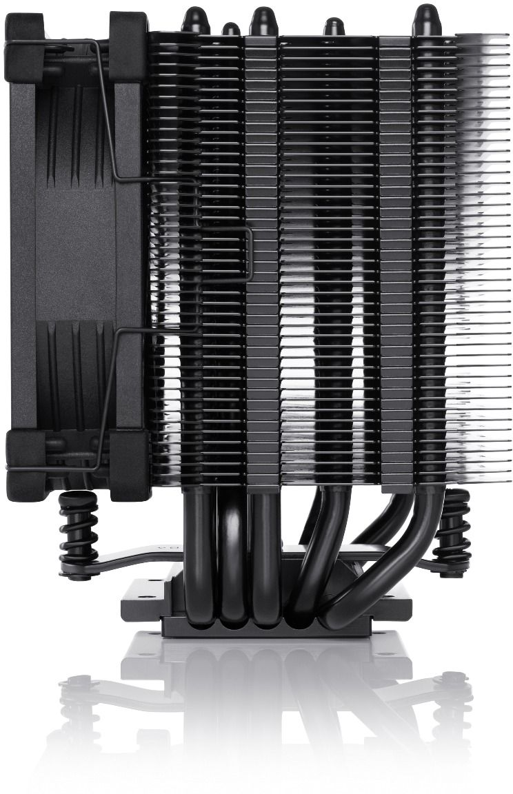 Ein schwarzer CPU-Kühler mit Heatpipes und Lamellen, Seitenansicht auf weißer Oberfläche.