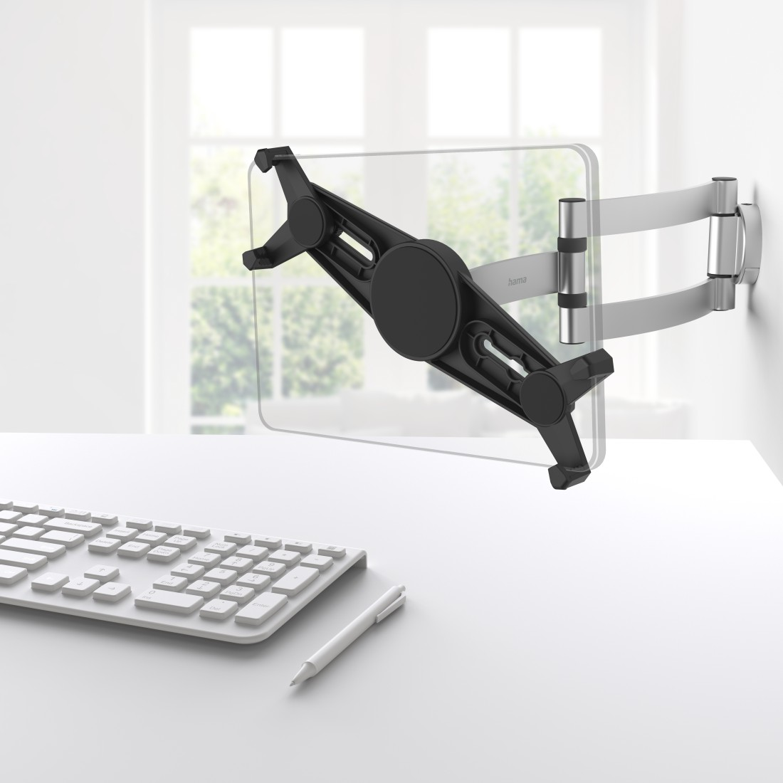 Tablethalter auf weißem Schreibtisch. Tablethalter, Tastatur und Stift. Helles Zimmer mit Fenster.