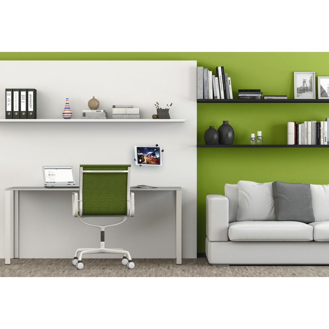 Ein modernes Büro mit Schreibtisch, grünem Stuhl, Bücherregalen und weißem Sofa.