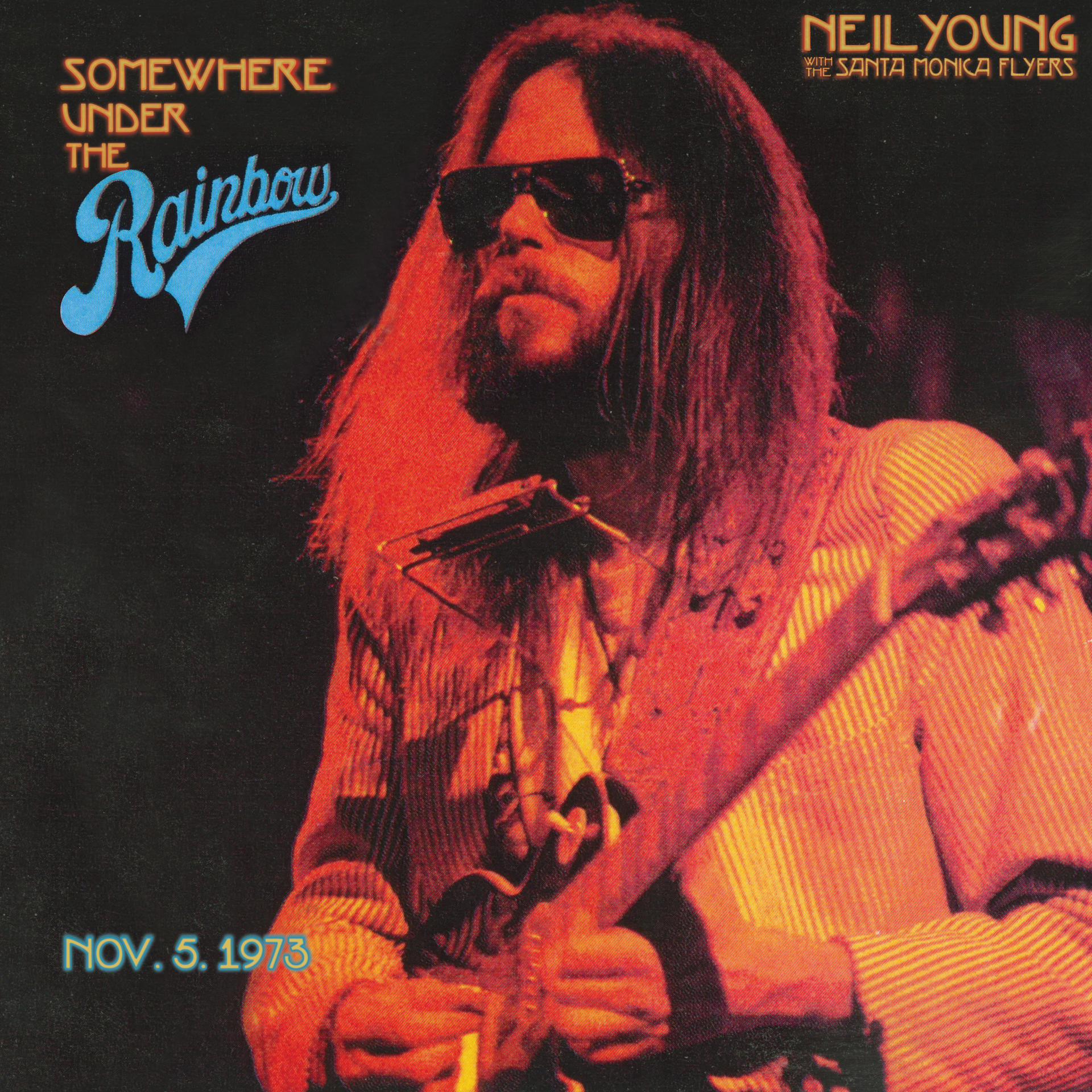 Album borító. Neil Young napszemüvegben és szakállal, gitárt tartva. Szöveg: Somewhere Under The Rainbow, 1973. november 5.