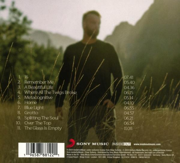 Albumcover. Mann im Feld, hohes Gras. Text auf dem Album.