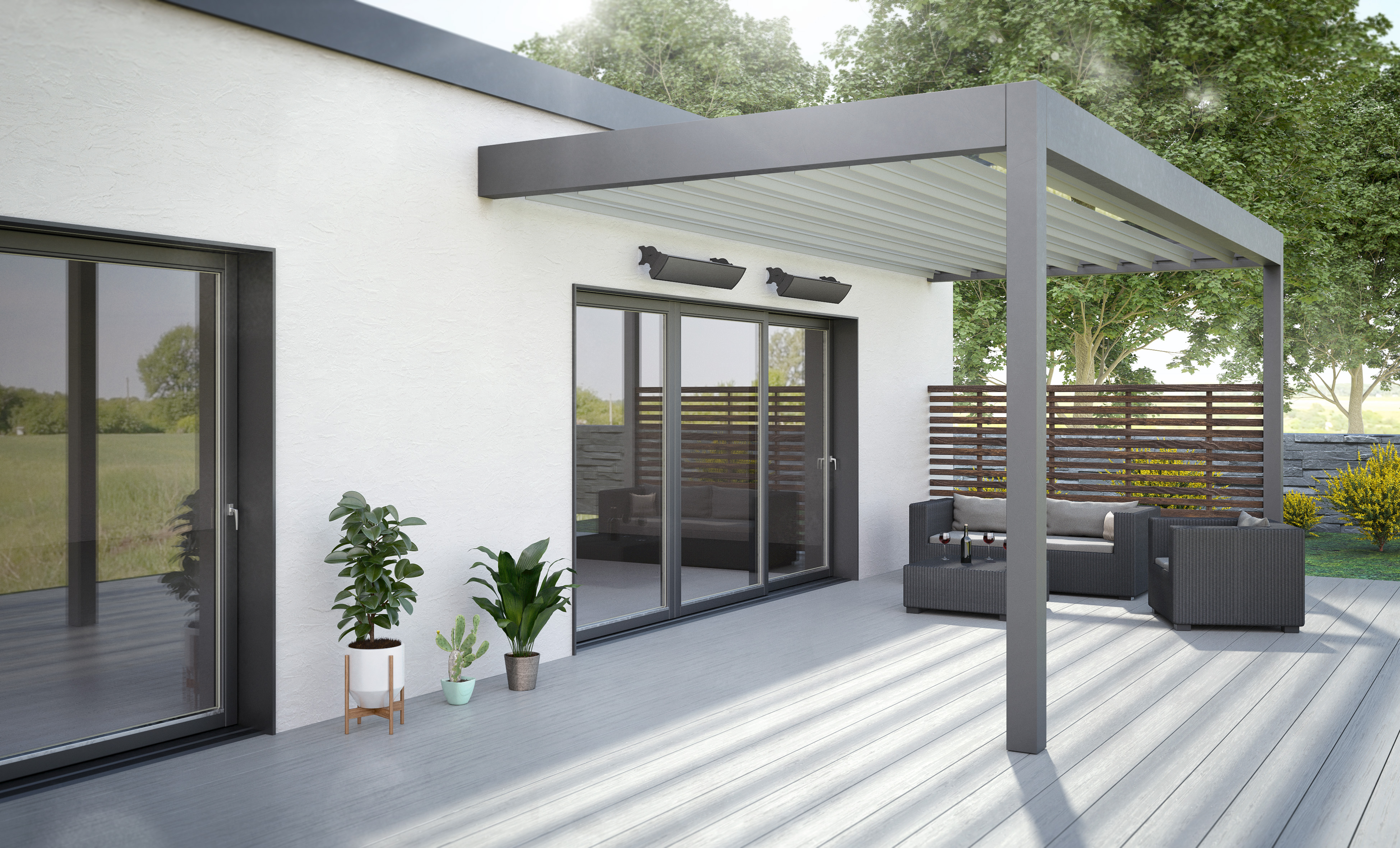 Scena all'aperto con patio, arredi moderni, piante e pergola. Porte scorrevoli in vetro, pavimento grigio e alberi sullo sfondo.