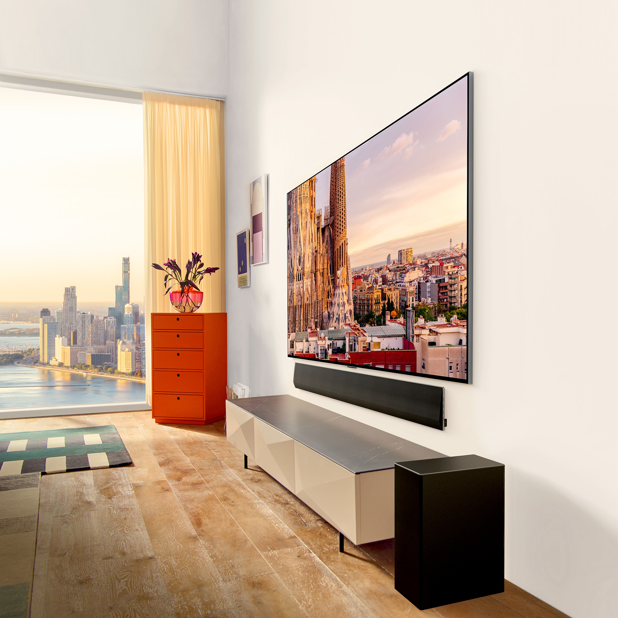 Una sala de estar moderna con TV, barra de sonido y vista de la ciudad.