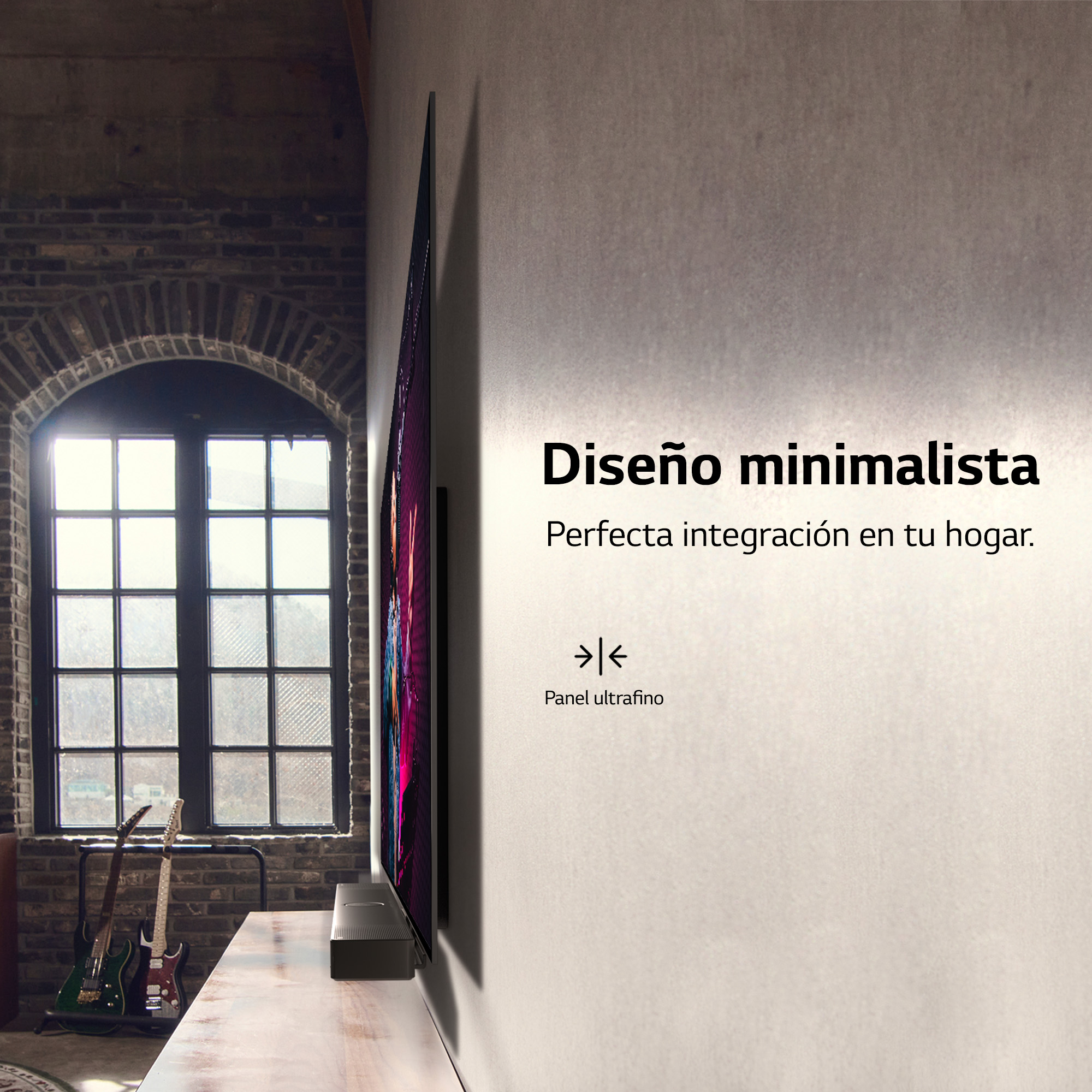 Un televisor montado en una pared blanca en una habitación con ventana.