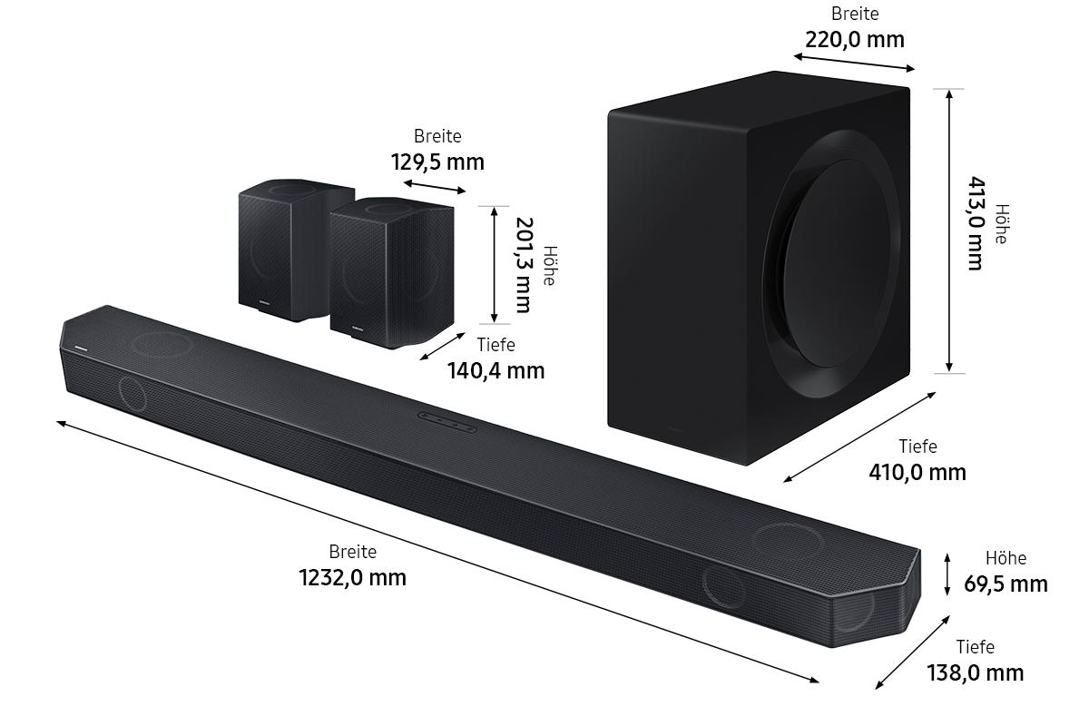 Schwarze Sound System Komponenten mit Abmessungen. Soundbar, Subwoofer und zwei Lautsprecher.