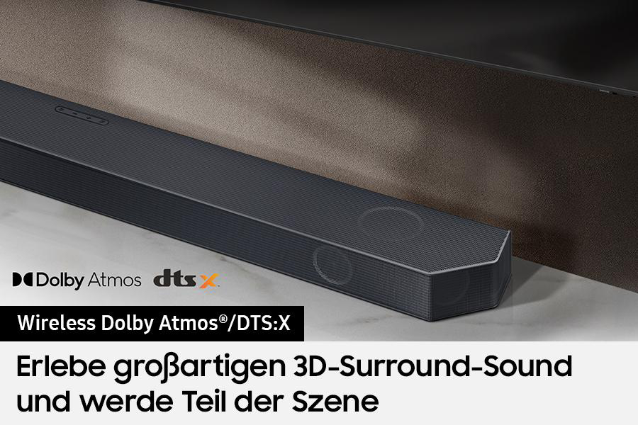 Schwarze Soundbar mit Text. Dolby Atmos und DTS:X Logos. Brauner und weißer Hintergrund.
