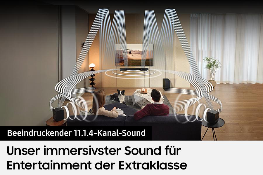 Wohnzimmer mit Personen auf einem Sofa, Fernseher und Schallwellen. Text unten.