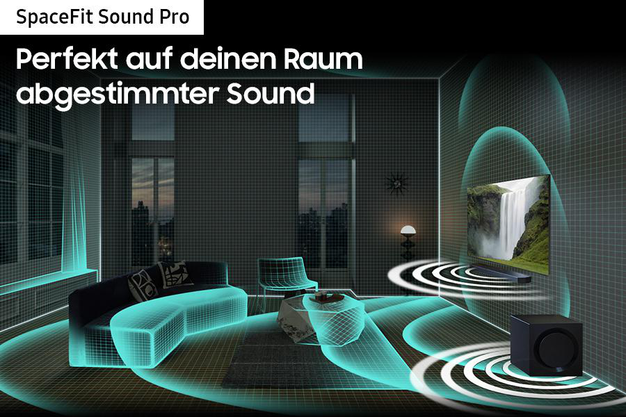 Wohnzimmer mit Soundsystem, TV mit Wasserfall, Sofa, Couchtisch und Lautsprecher.
