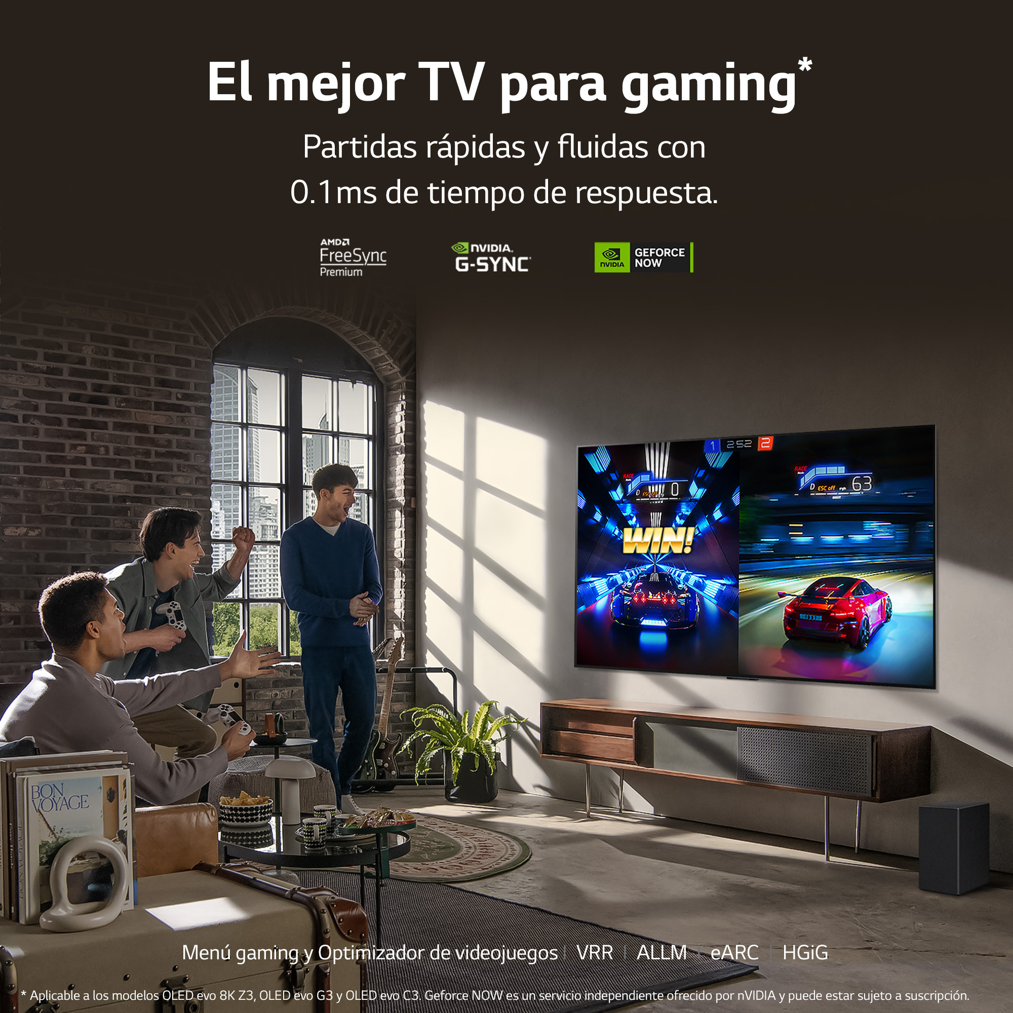 Hombres viendo la televisión, mostrando un juego de carreras, en una habitación moderna.