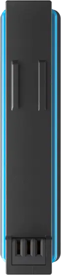 Schwarzes rechteckiges Gerät mit blauen Seiten und Lüftungsöffnungen unten.