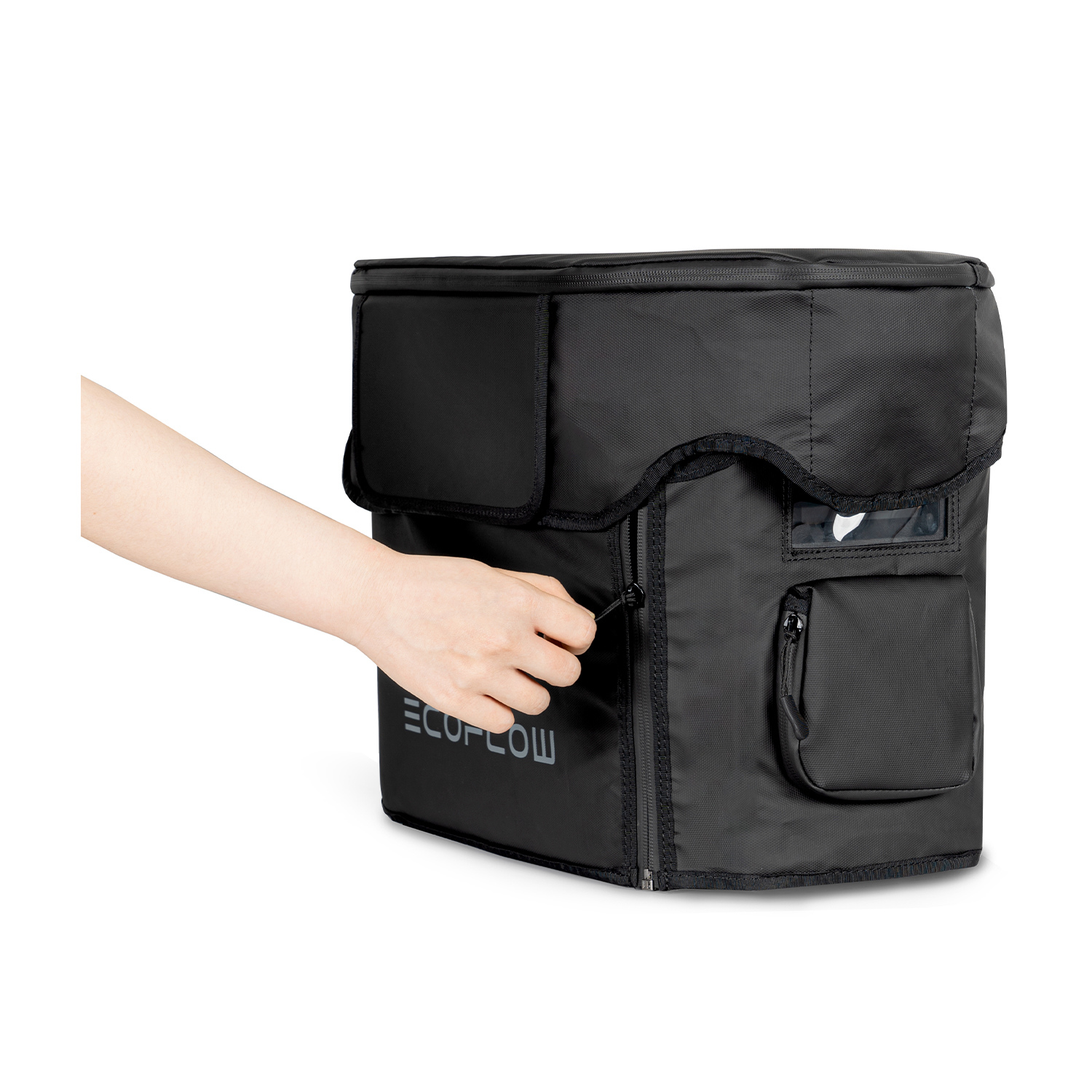 La mano di una persona che chiude con la zip una borsa ECOFLOW nera con una cerniera.