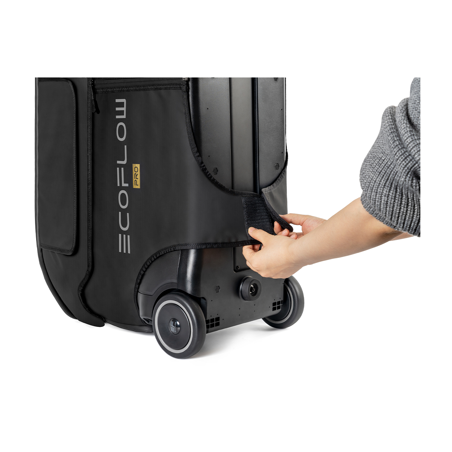 Una persona che regola una copertura su una centrale elettrica portatile nera con ruote. Marchio ECOFLOW PRO.