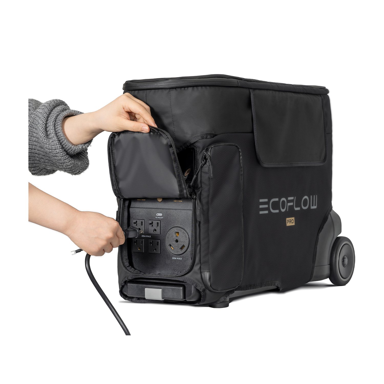 Una persona che collega un cavo a una centrale elettrica EcoFlow Pro nera. Borsa nera intorno.