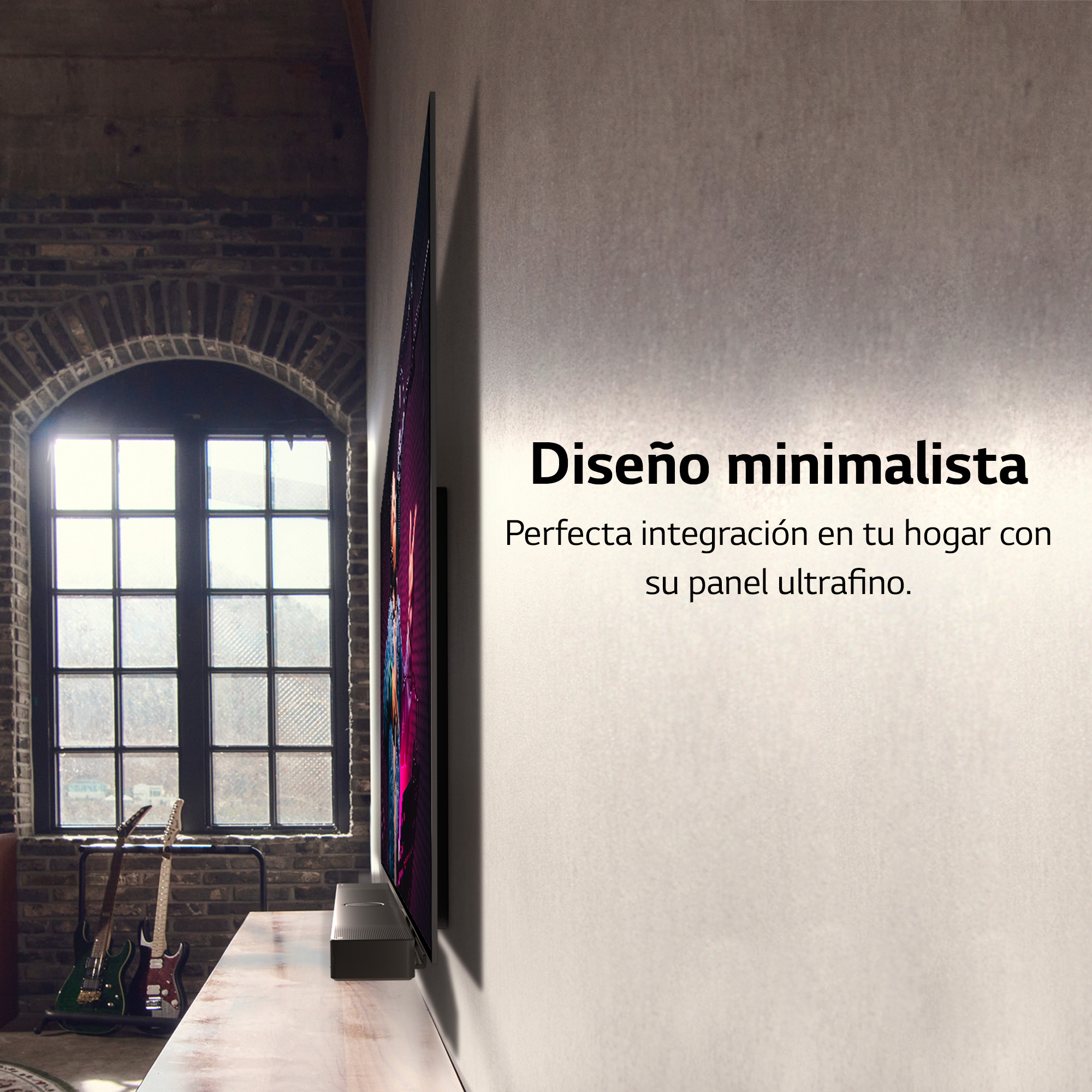 Un televisor montado en la pared con un diseño minimalista, con texto en español.