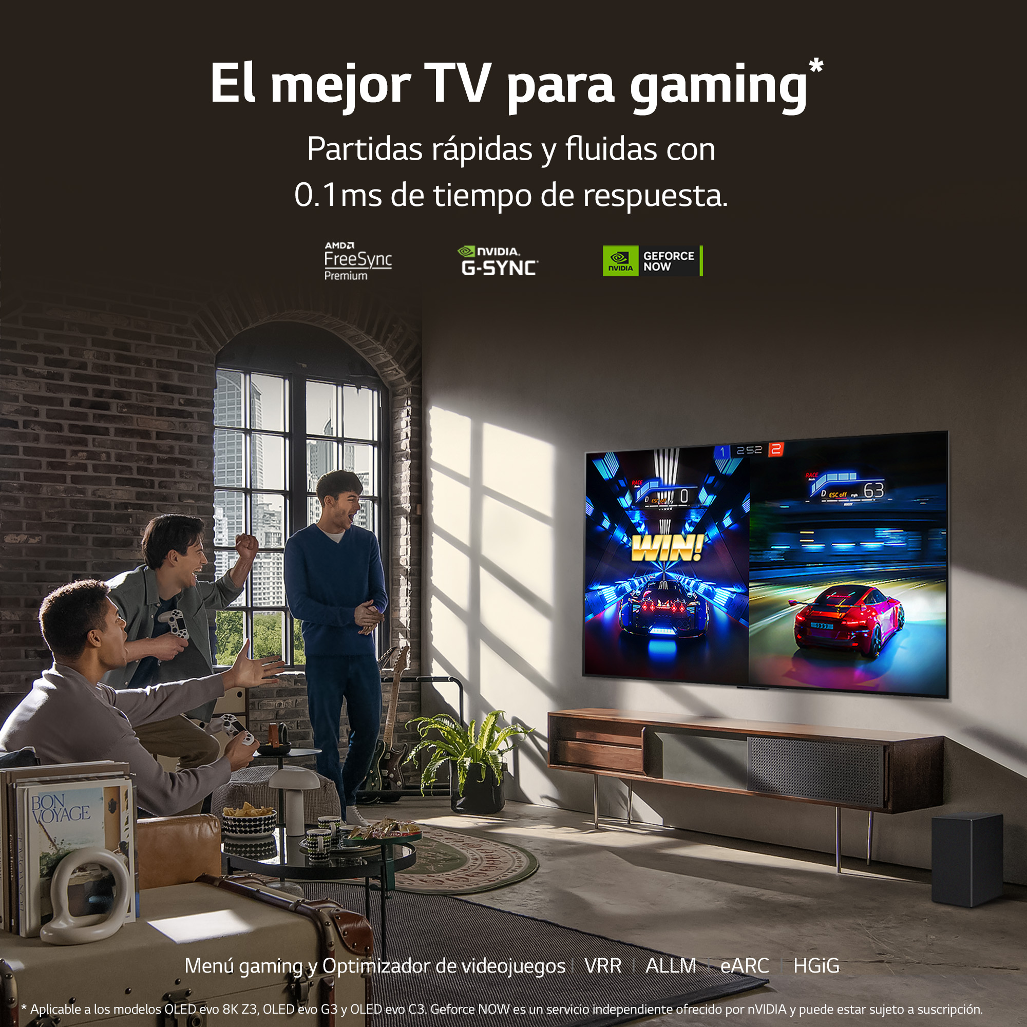 Tres hombres jugando en un televisor grande. Uno está emocionado y señala la pantalla.