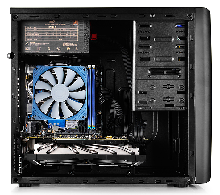 Számítógépház belseje alkatrészekkel: CPU ventilátor, alaplap és grafikus kártya.