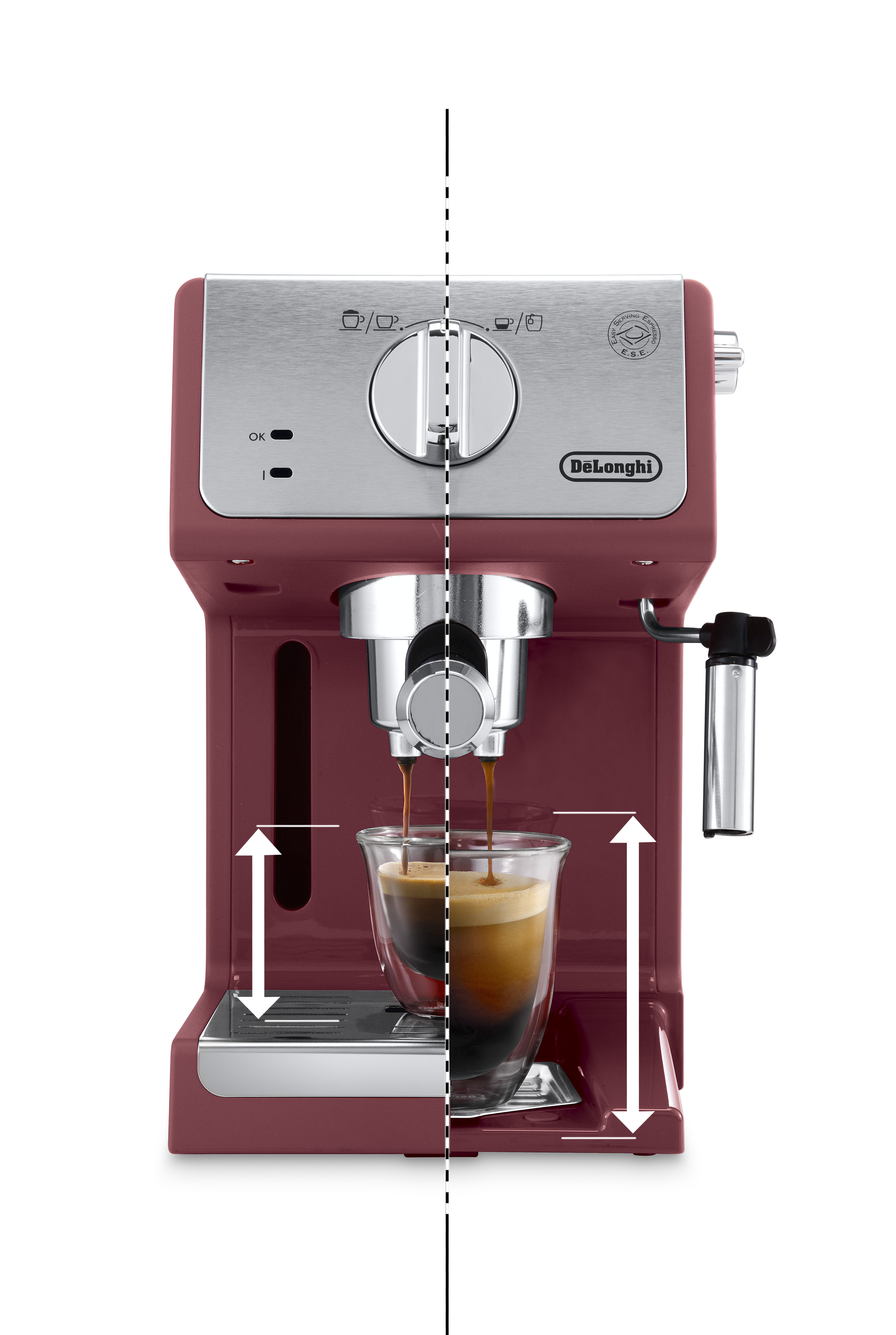 Máquina de espresso roja con vaso. Café vertiéndose en una taza de vidrio. Líneas verticales.