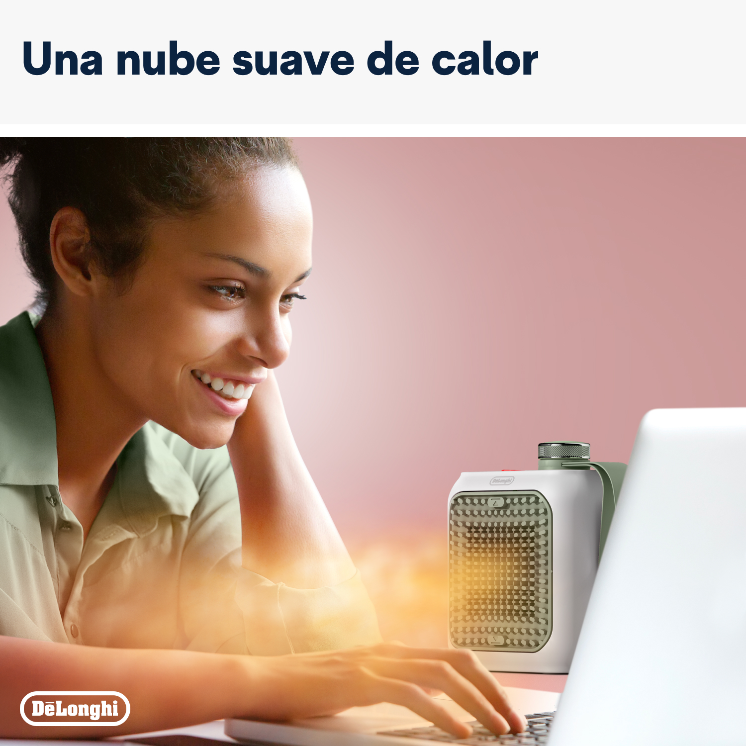Mujer sonriendo a portátil, con calefactor al lado; texto: 'una nube suave de calor'.