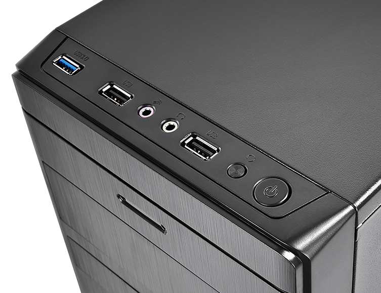 Egy fekete számítógépház közeli képe USB, audio és tápcsatlakozókkal.