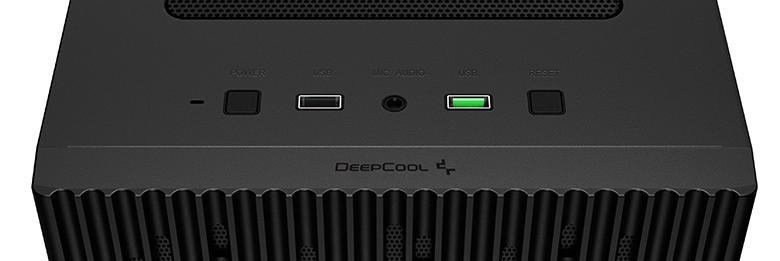 Egy fekete számítógépház közelképe. Fent találhatóak a táp-, USB- és audioportok.