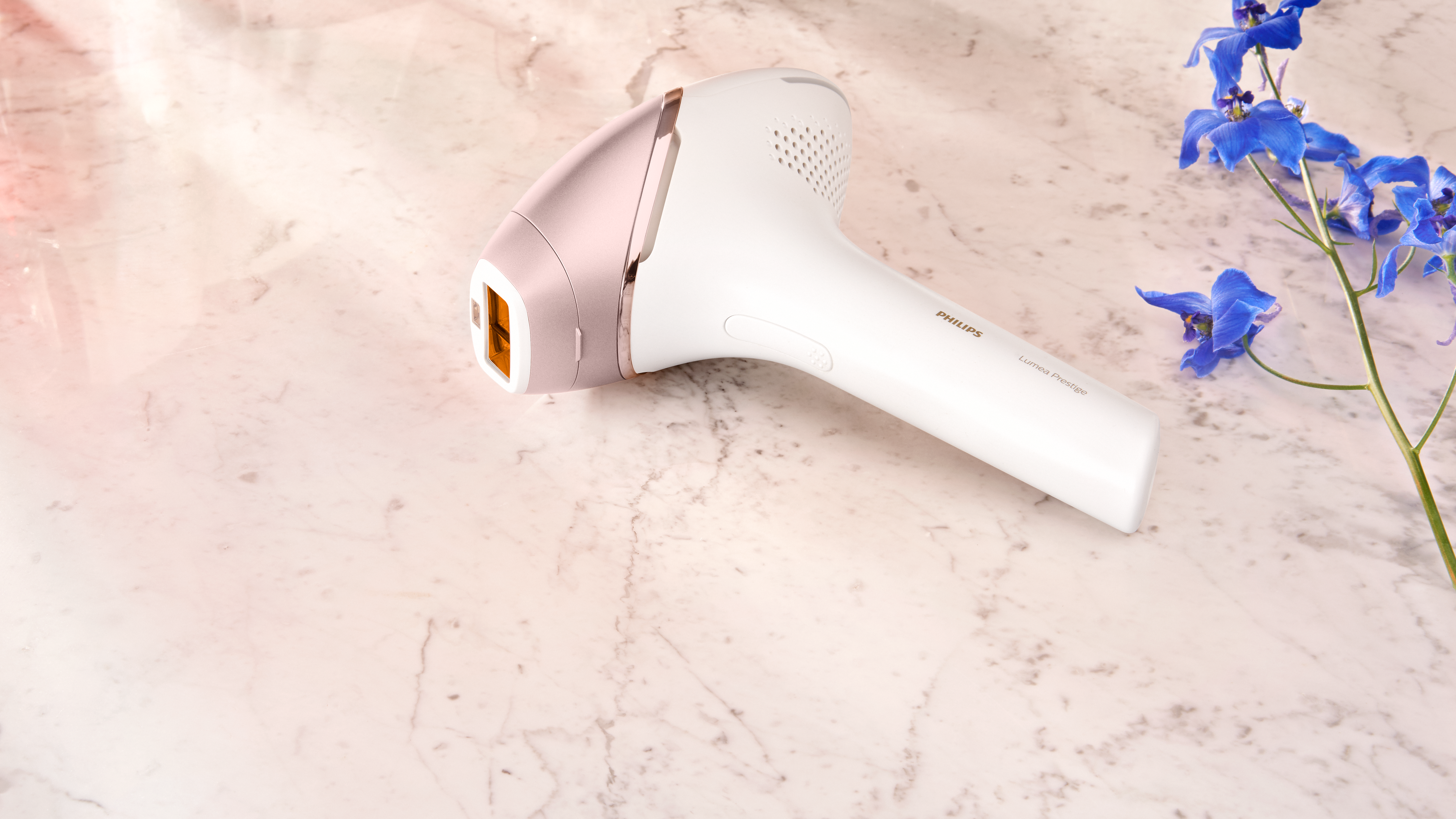 Cuffie nere su una scrivania con testo sulla durata della batteria e sulla ricarica.