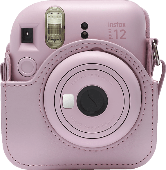 Rózsaszín Instax Mini 12 kamera tokban. A lencse középen van, zöld háttér.