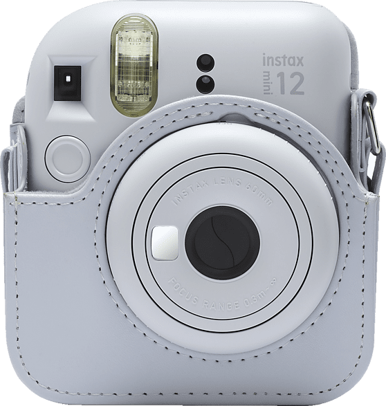 Egy világoskék Instax Mini 12 kamera egy hozzáillő tokban, vakuval és objektívvel, középen.