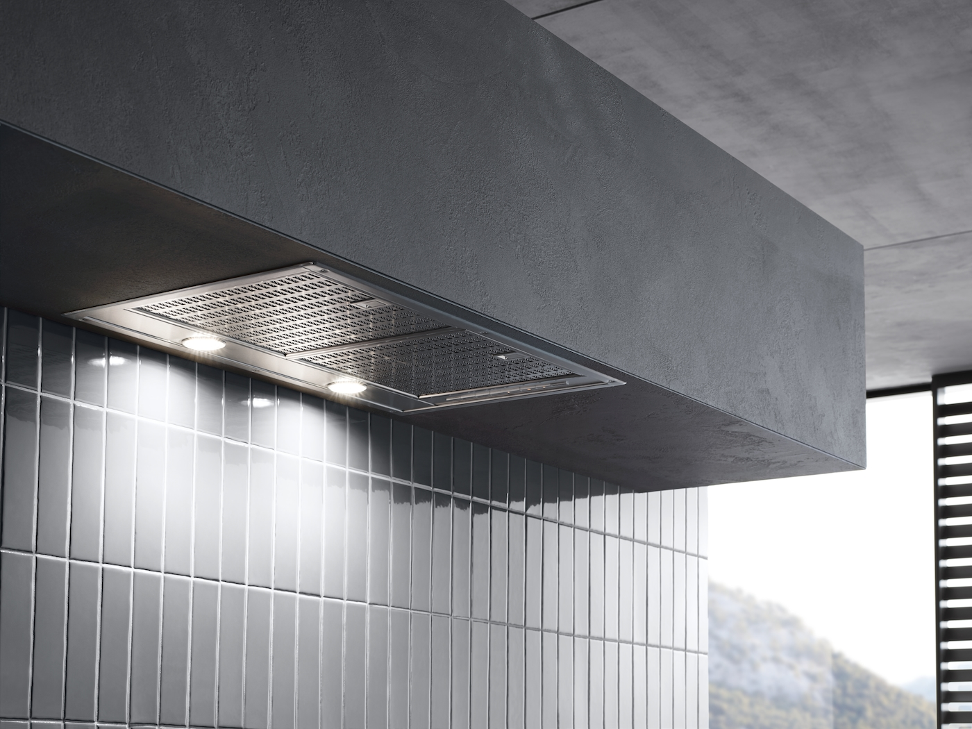 Moderne Küche mit schlauer Edelstahl-Dunstabzugshaube über grauer Fliesenrückwand.