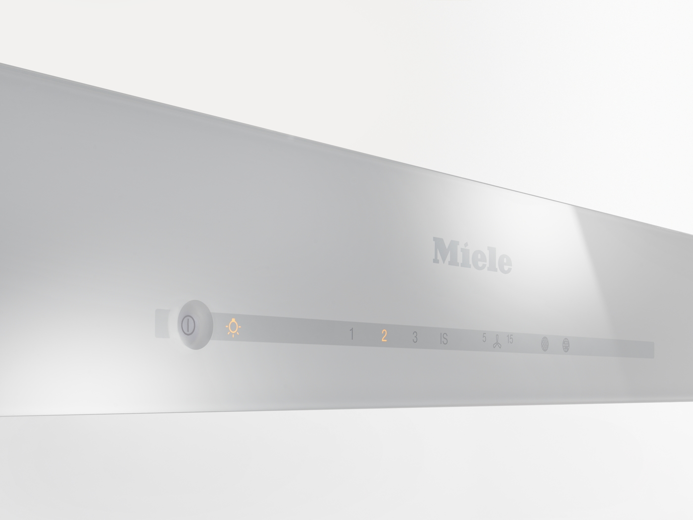 Miele-Logo auf einer Dunstabzugshaube mit Bedienelementen.