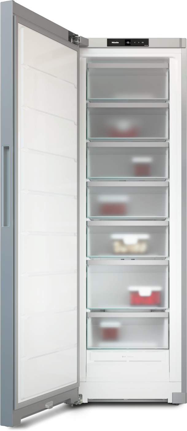 Ein offener silberner Kühlschrank mit weißen Innenwänden und Glasböden.