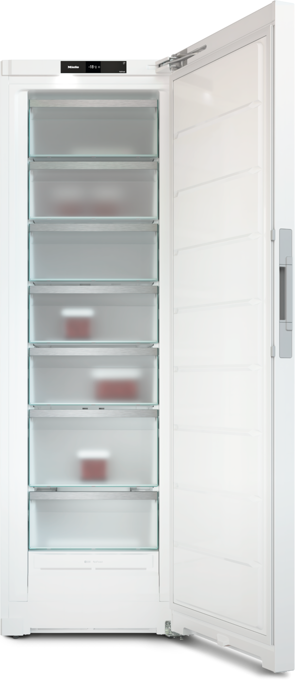 Ein offener weißer Kühlschrank mit Glasböden und Lebensmittelbehältern.
