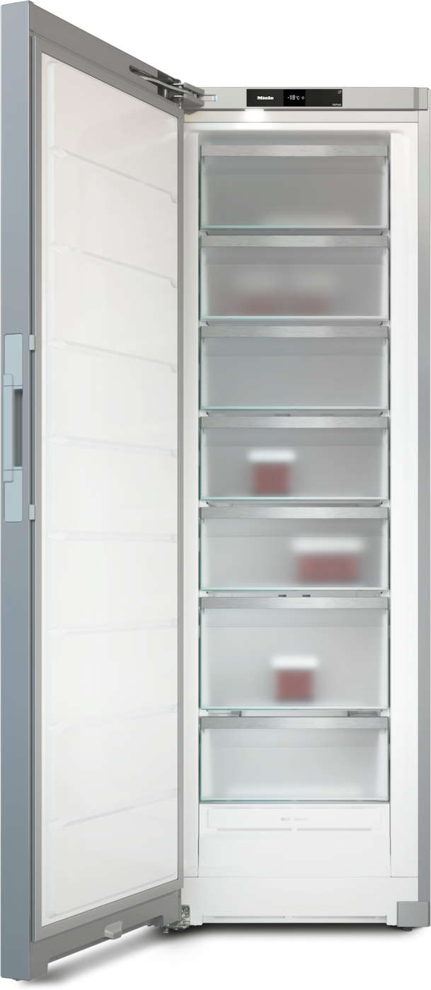 Ein offener Gefrierschrank mit Glasböden und einigen roten Behältern.