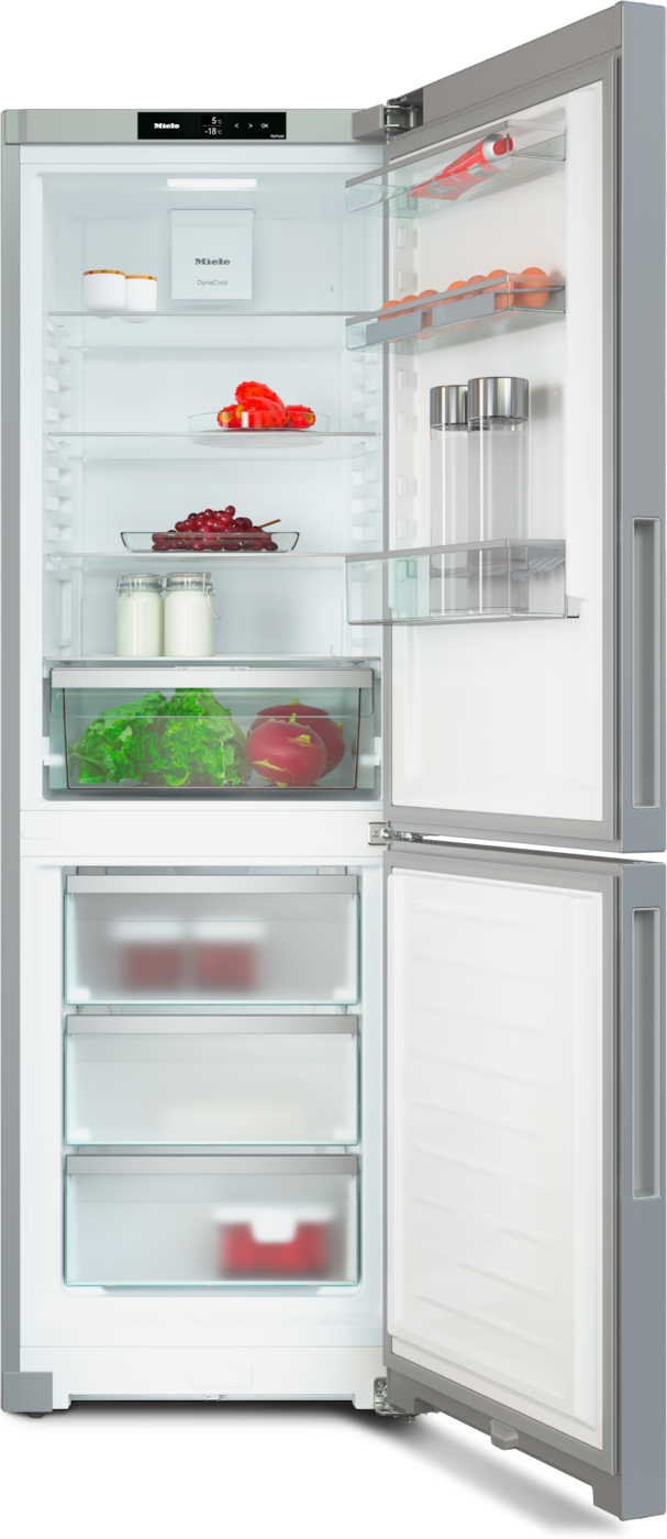 Ein offener Kühlschrank mit Lebensmitteln: Eier, Beeren, Trauben, Milch, Salat und Äpfel.