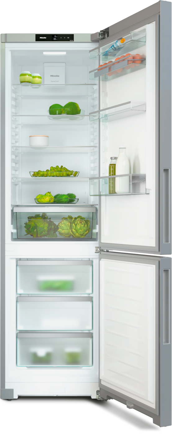 Ein Kühlschrank mit offener Tür, der Regale mit Obst, Gemüse und Milchprodukten zeigt. Eier und Flaschen sind sichtbar.