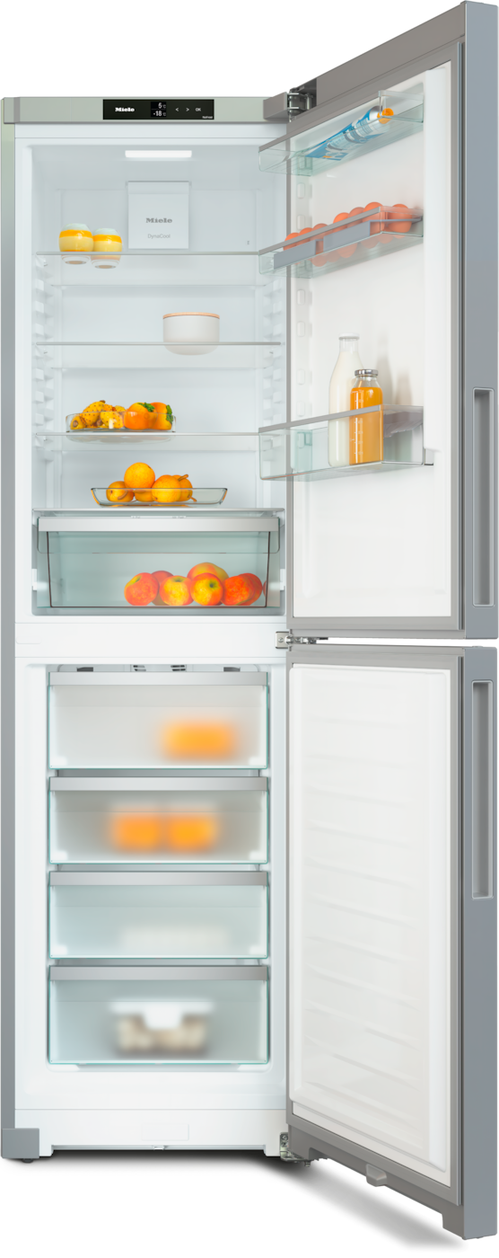 Offener Kühlschrank mit Lebensmitteln: Obst, Eier, Milch und Saft.