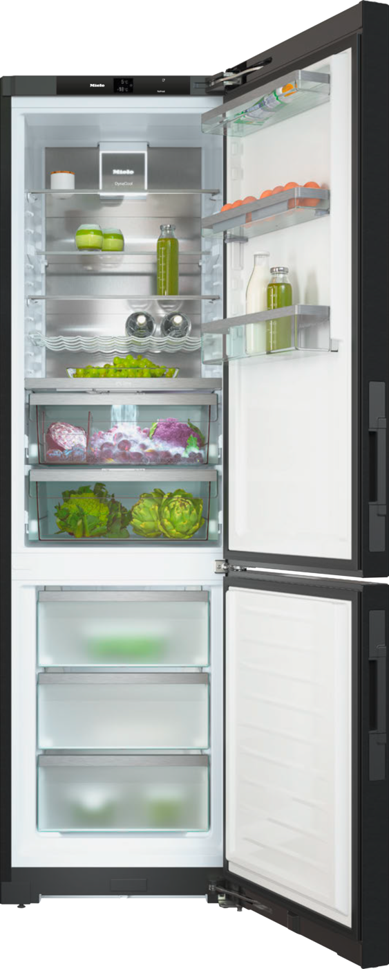 Ein offener Kühlschrank mit Glasregalen, Obst und Gemüse.