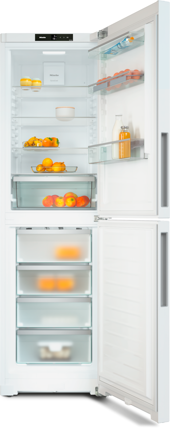 Offener Kühlschrank mit Obst und Eiern auf den Einlegeböden.
