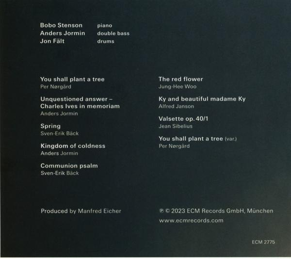 Albumcover mit Text, der Musiker und Songtitel auflistet. Der Hintergrund ist ein dunkles, strukturiertes Grau.