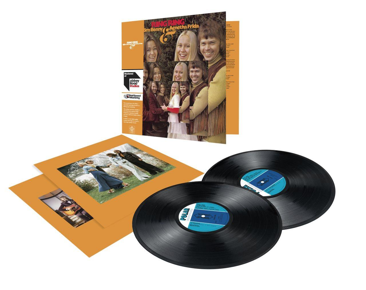 Vinyl Schallplattenset, Albumcover mit Gruppenfoto, zwei schwarze Platten. Orange-weißer Hintergrund.