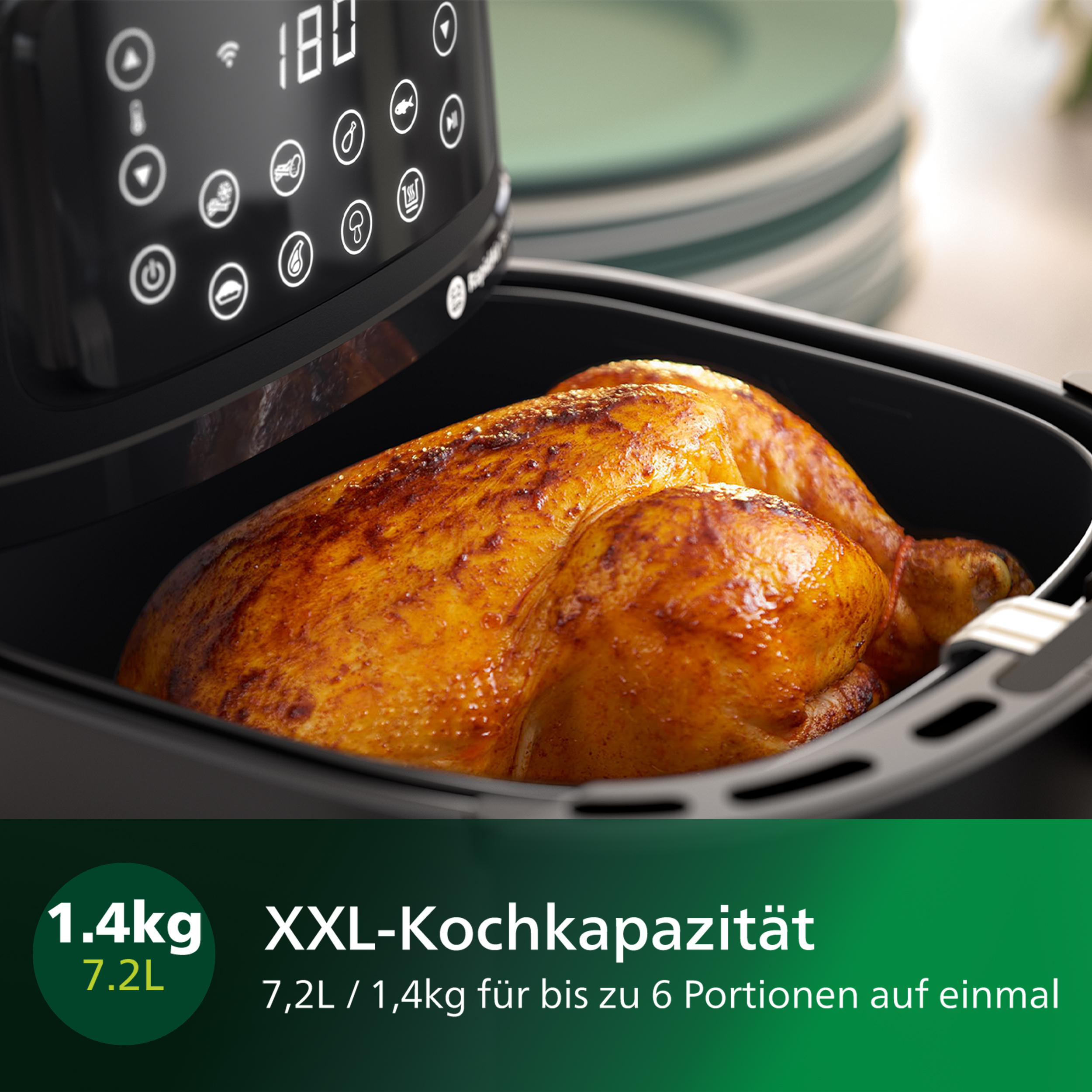 Schwarze Heißluftfritteuse mit gebratenem Huhn. Ein Bedienfeld ist sichtbar. Text zeigt Kapazität und Gewicht an.