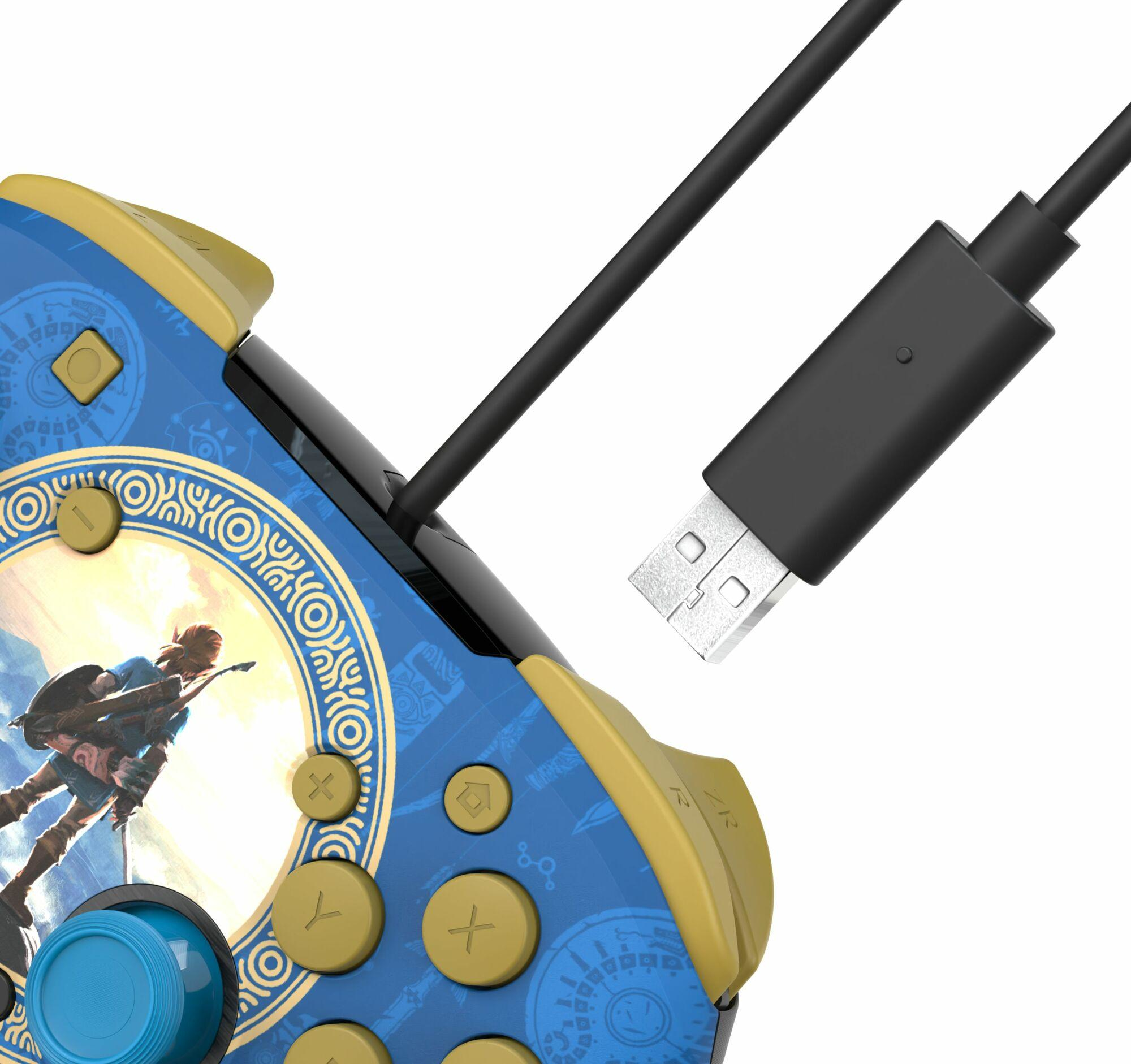 Un controller di gioco a tema Zelda blu e oro con un cavo USB collegato.