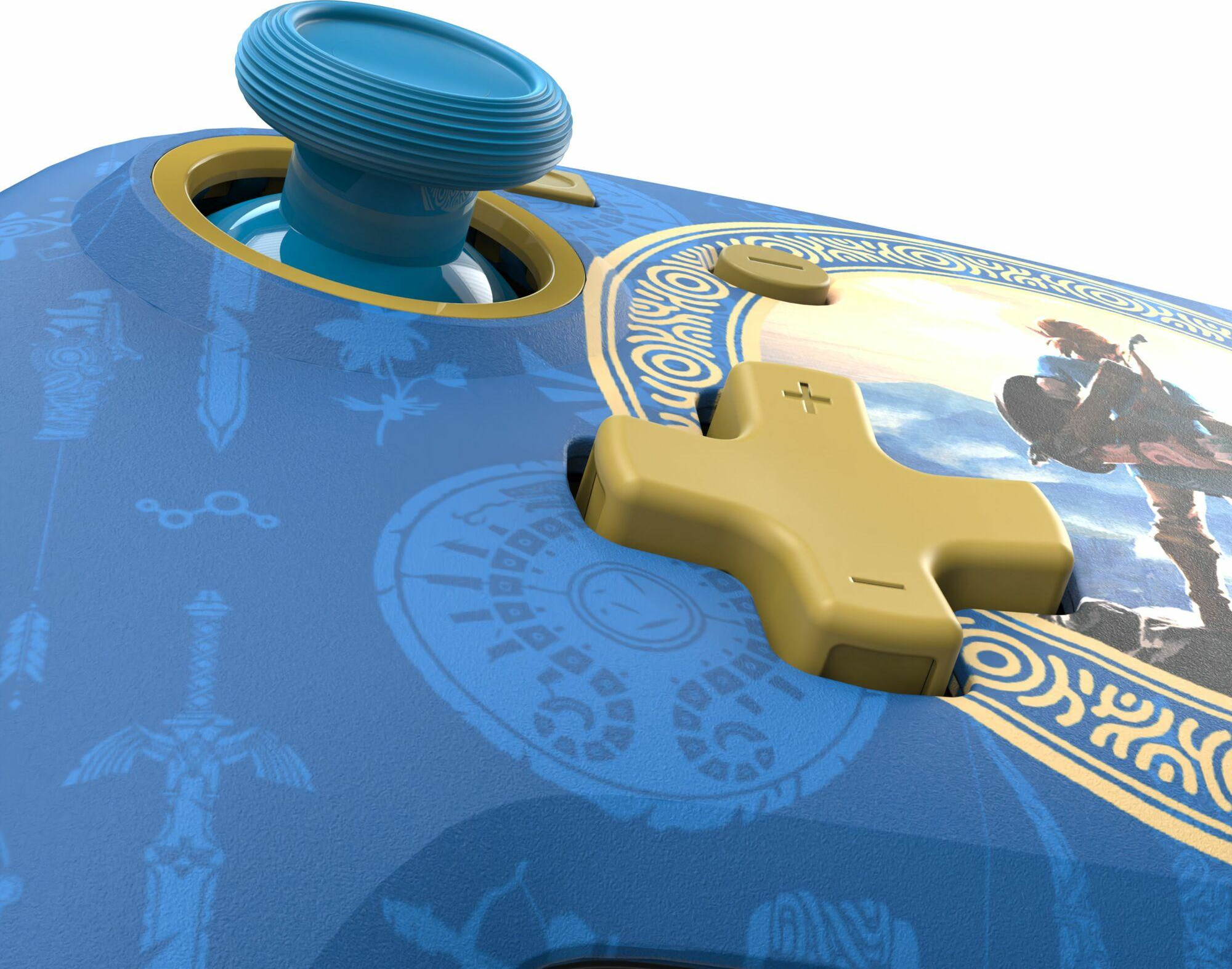 Primo piano di un controller per videogiochi blu e oro con un personaggio.