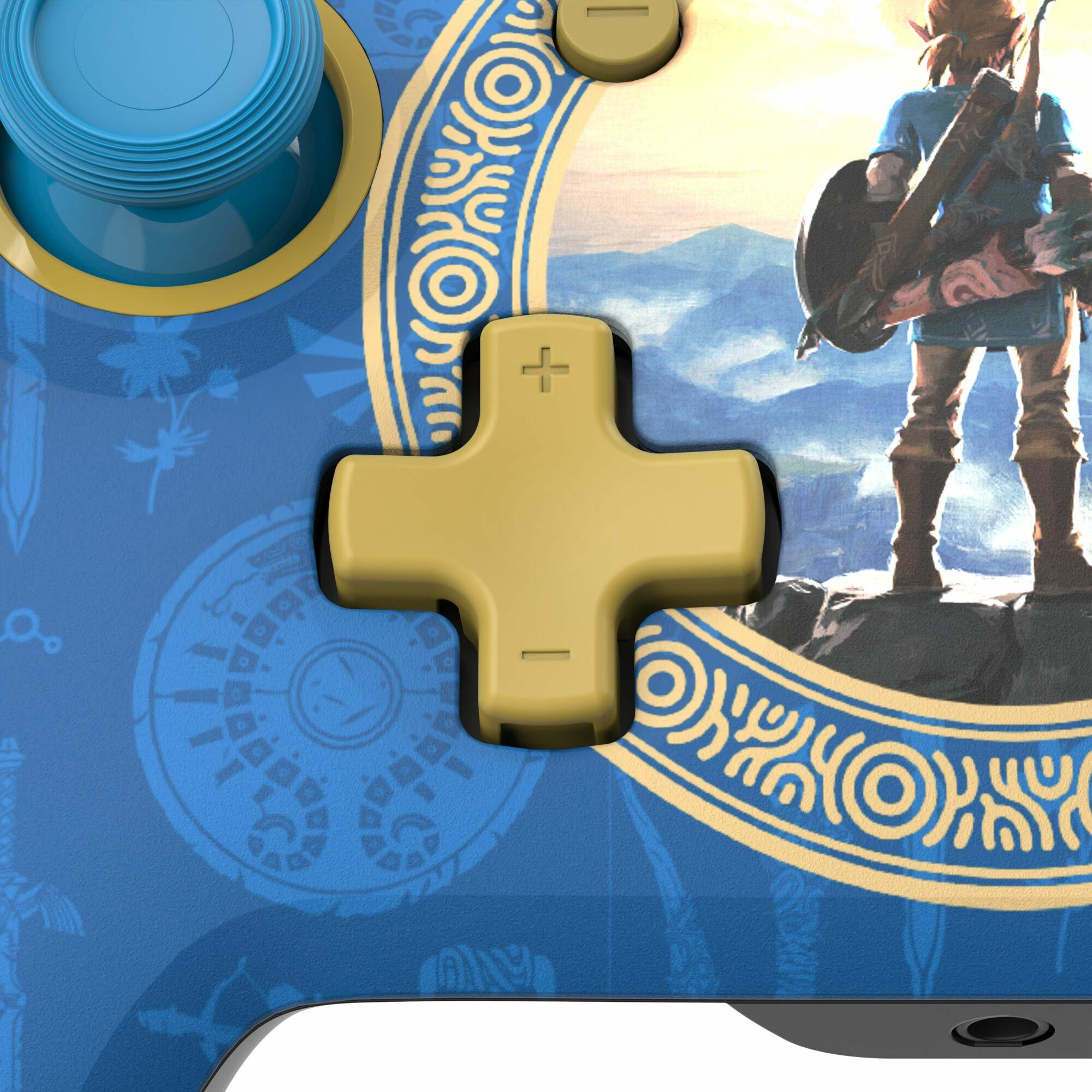 Primo piano di un controller Nintendo Switch blu e oro con una scena di gioco sullo sfondo.