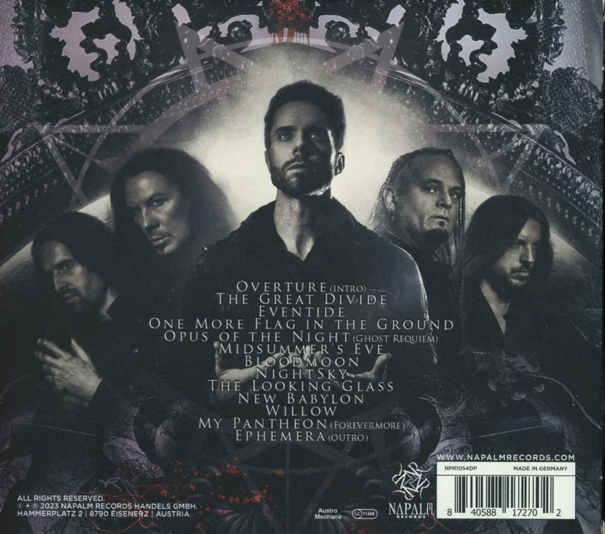 Albumcover mit Bandfoto und Songtiteln. Dunkler Hintergrund mit Design und Text im Gothic-Stil.