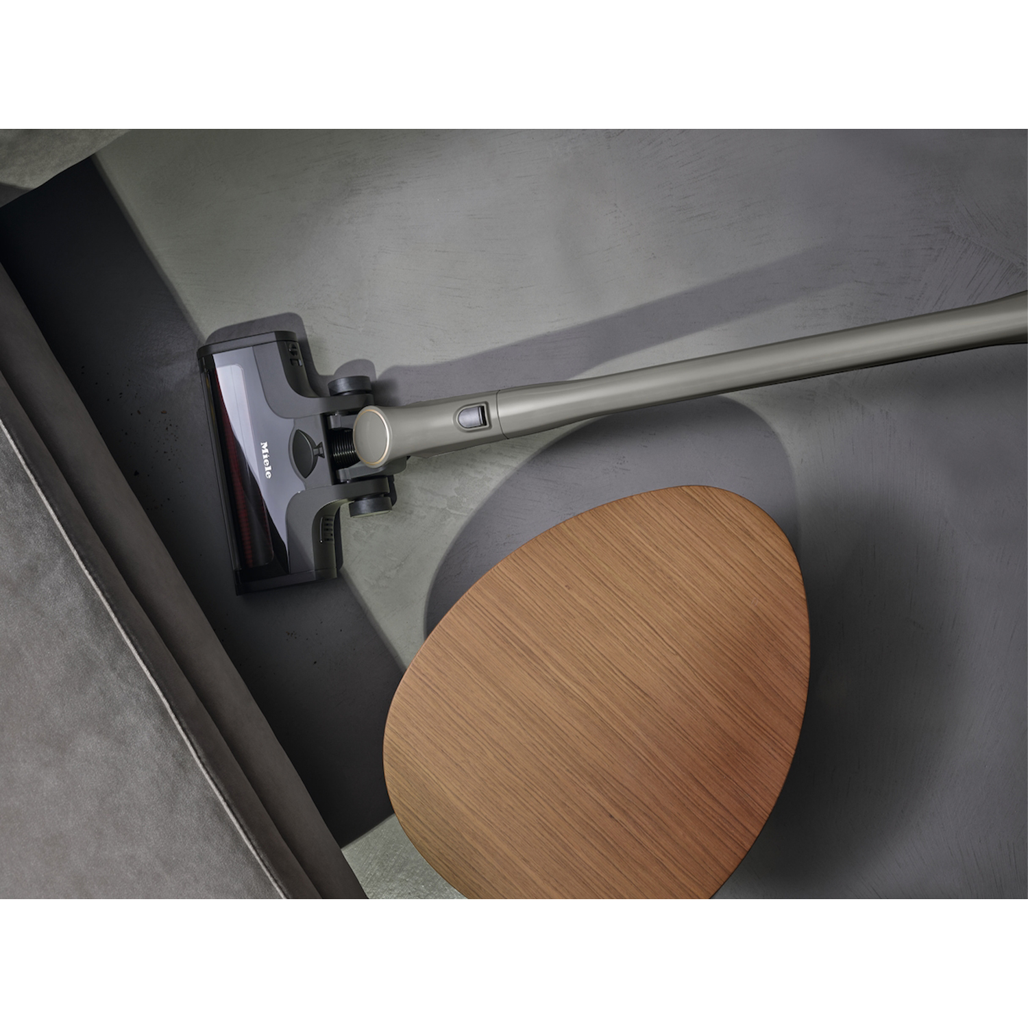 Aspirapolvere Miele riposto all'interno di un mobile.